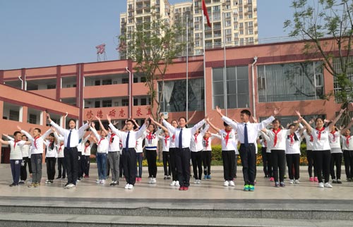 萬安小學(xué)高年級國旗下誦讀展示