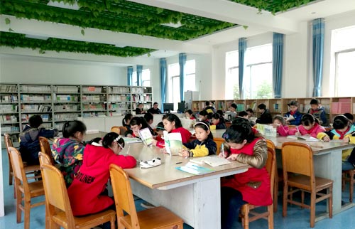 午間學生在閱覽室閱讀