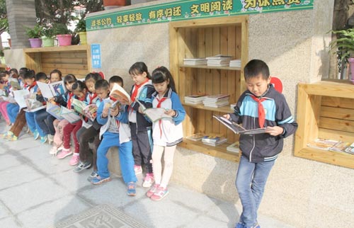 沉浸在書中的孩子